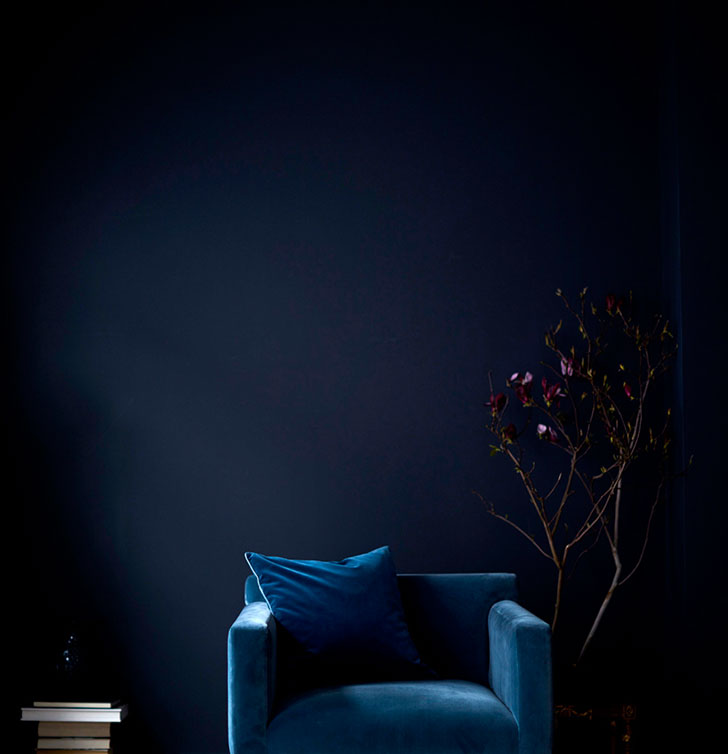 classic blue interieur wand en stoel